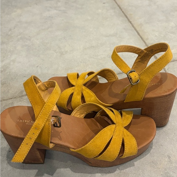 American eagle sandals mustard colored medium heel - Picture 2 of 6
